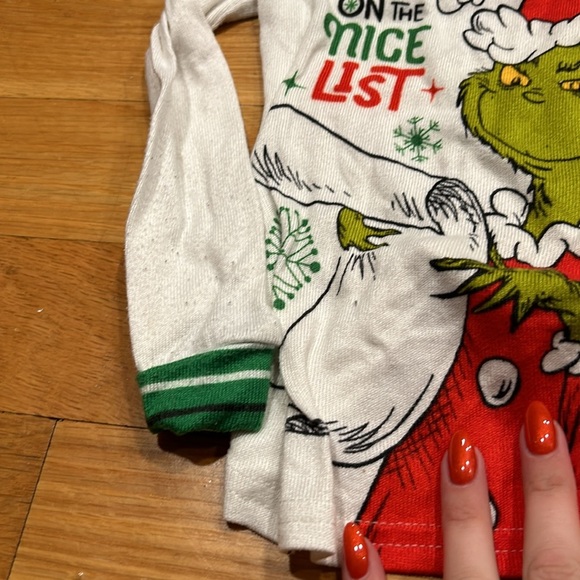 The grinch 4 T 2 piece - pulling noted - Picture 3 of 4